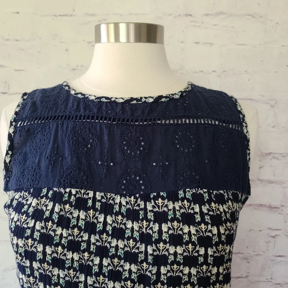 Charlie Paige Navy Floral Print with Eyelet Lace Sleeveless Top Medium